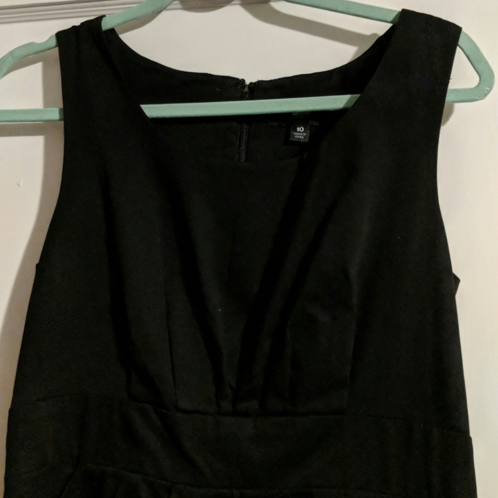 Black sleeveless dress